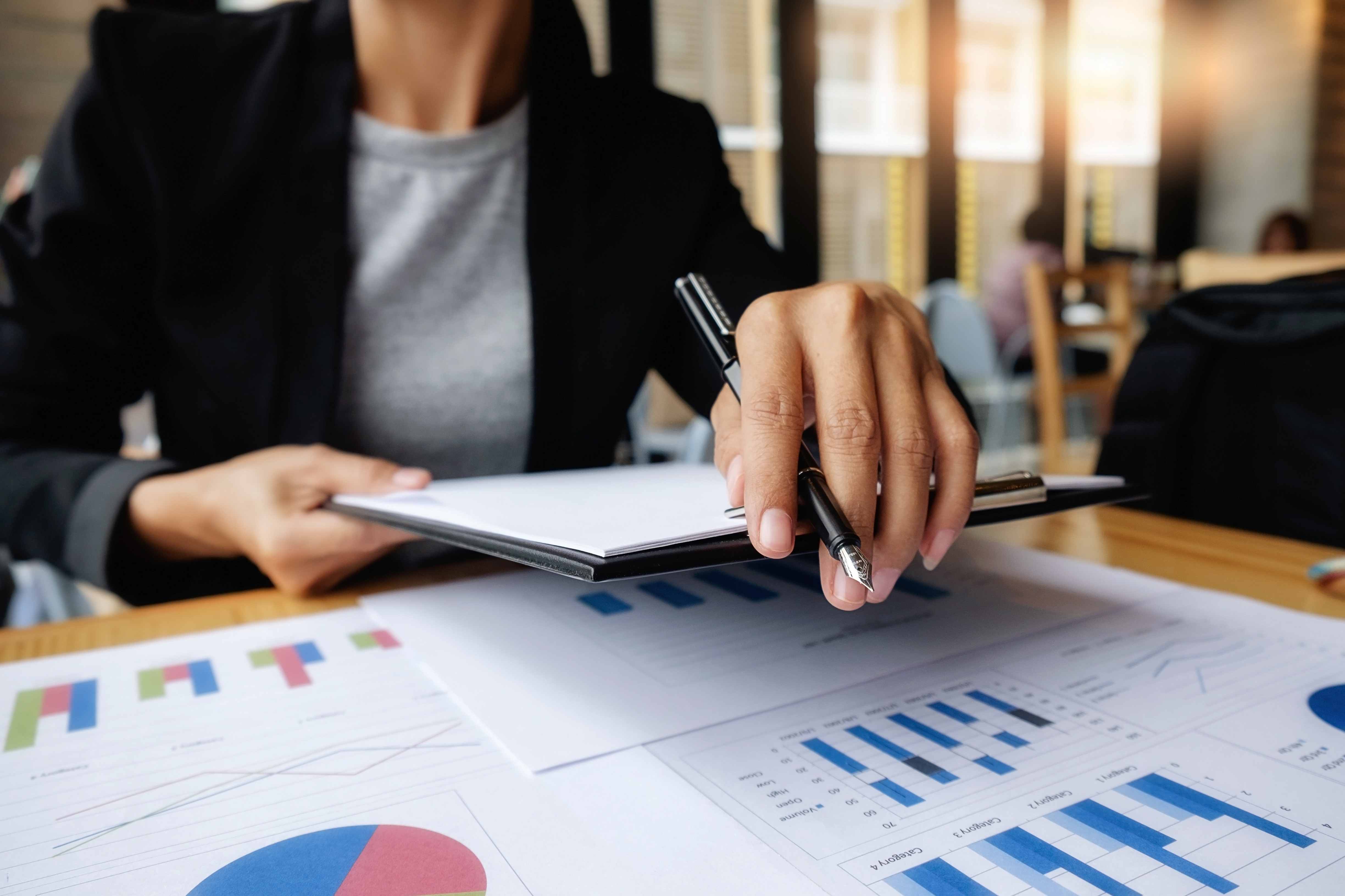 Homem planejando trabalho de crescimento empresarial